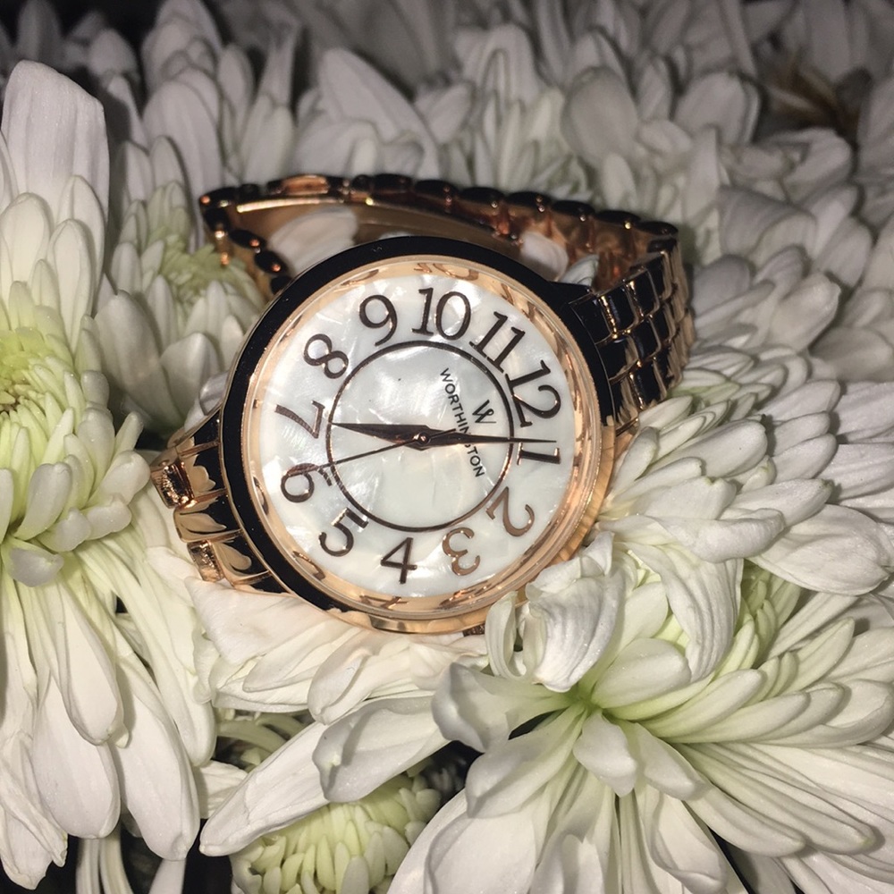 I am selling a women’s rose gold watch